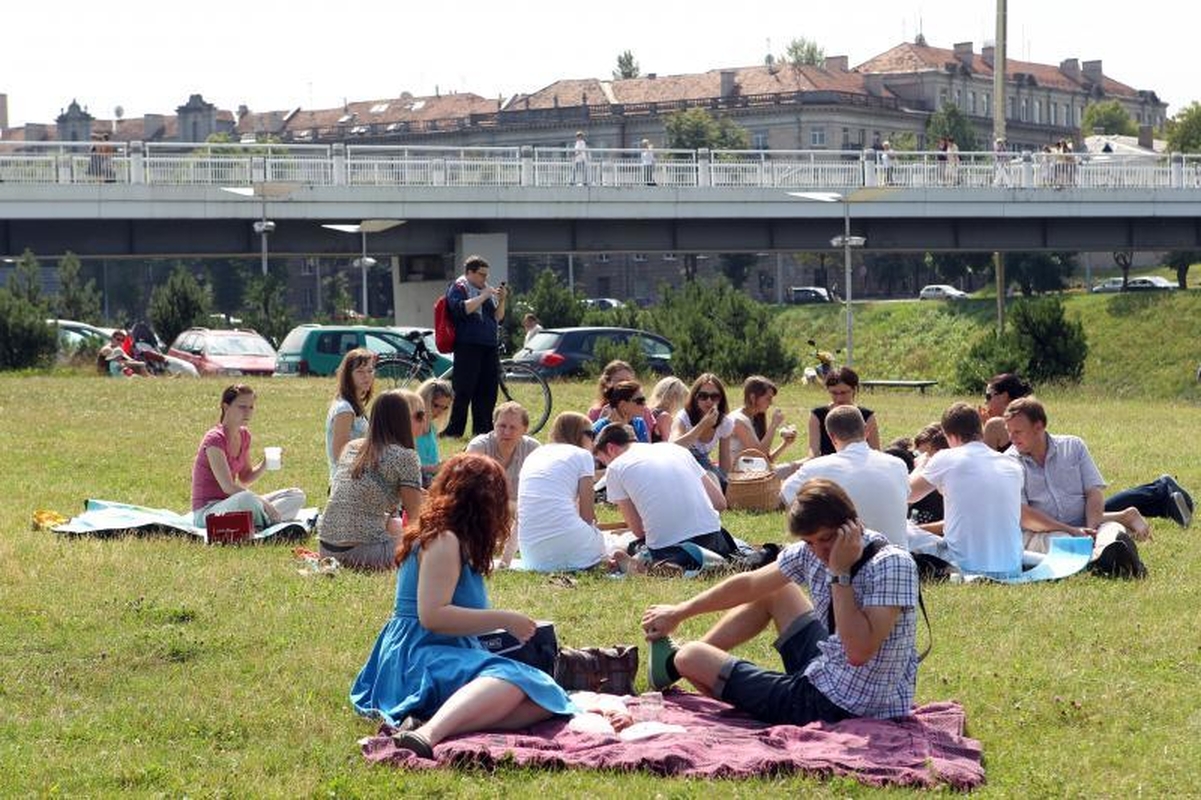 Vilniečiai prie Baltojo tilto susirinko bendrų pietų