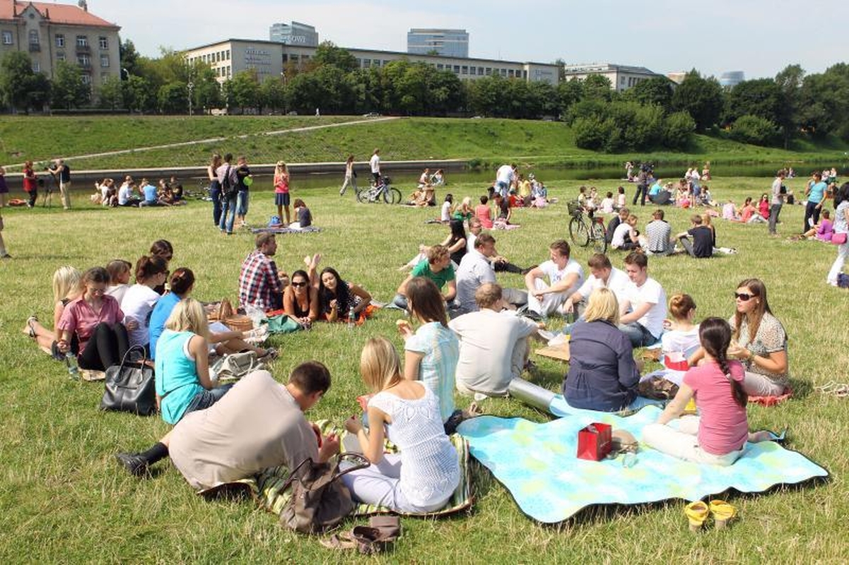 Vilniečiai prie Baltojo tilto susirinko bendrų pietų