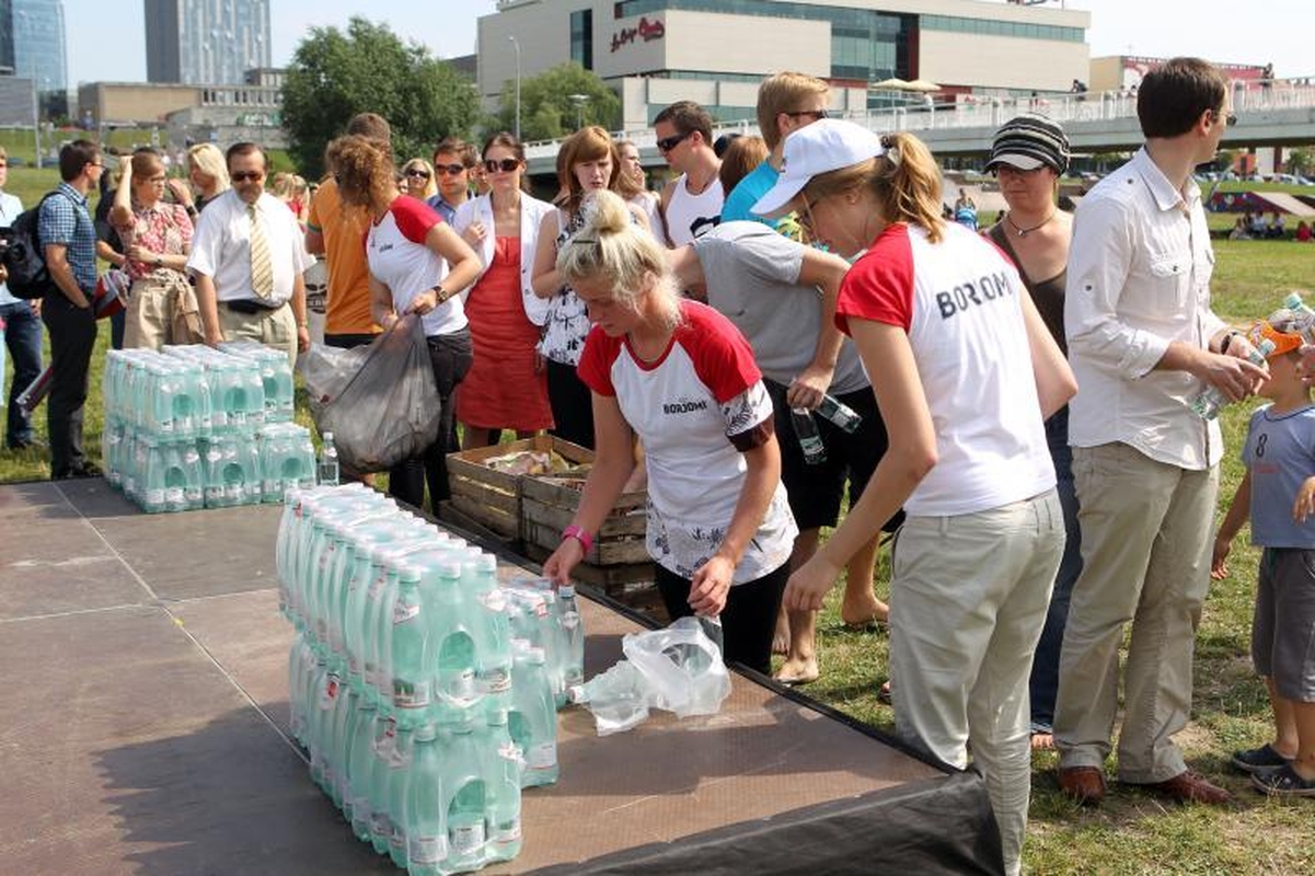 Vilniečiai prie Baltojo tilto susirinko bendrų pietų