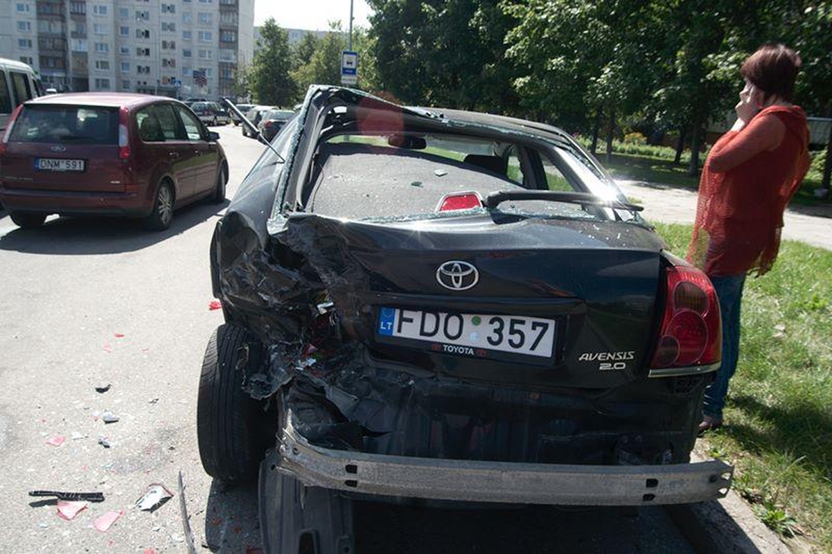 Sąmonę praradęs vairuotojas Šeškinėje taranavo automobilį