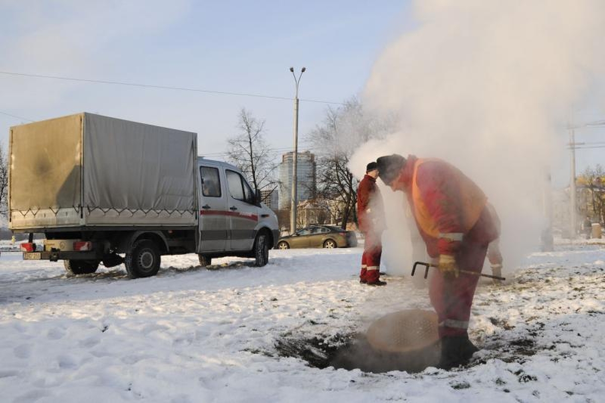 Garai iš šilumos trasos veržiasi prie Žaliojo tilto