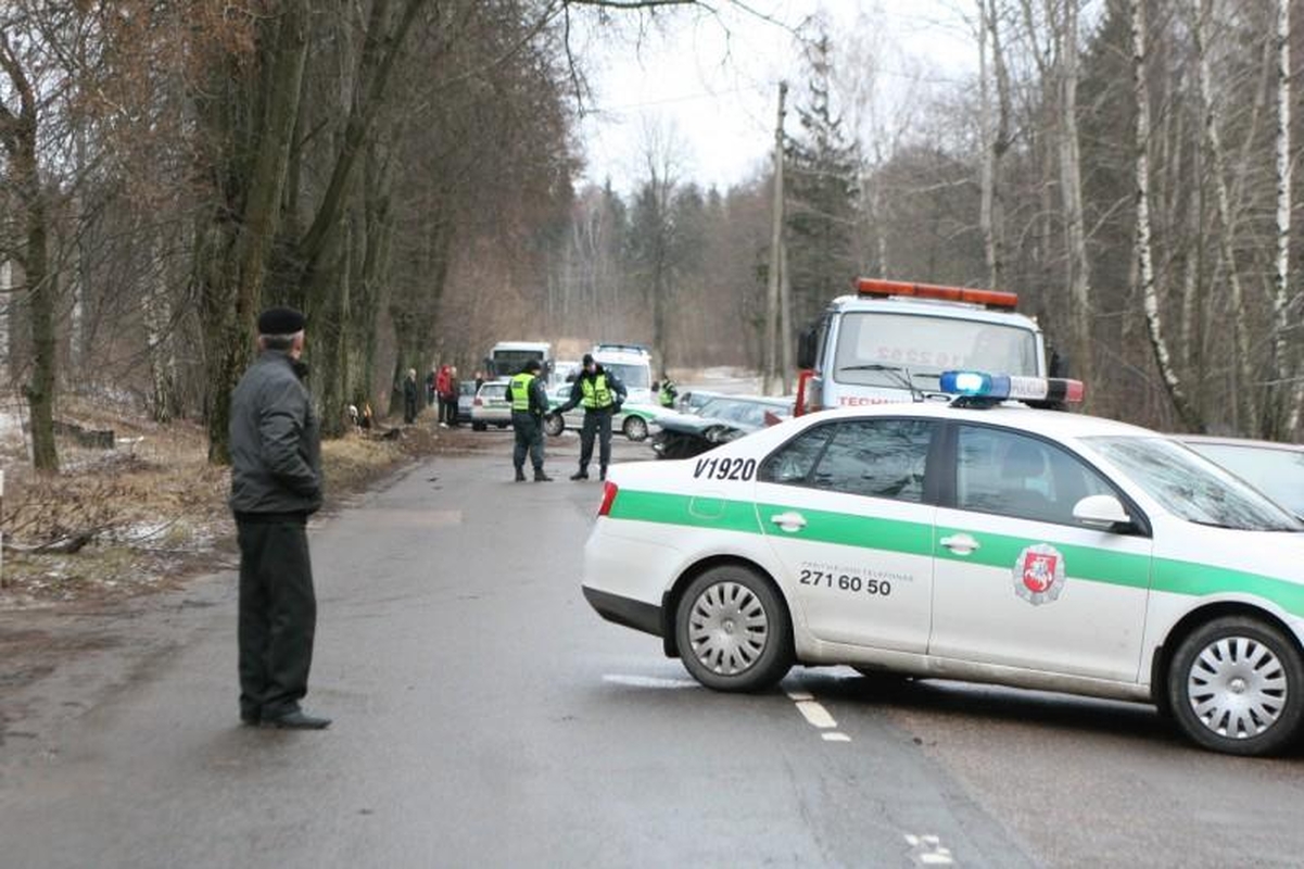 Vilniuje į medžius atsitrenkė „Lexus“, ligoninėje trys žmonės