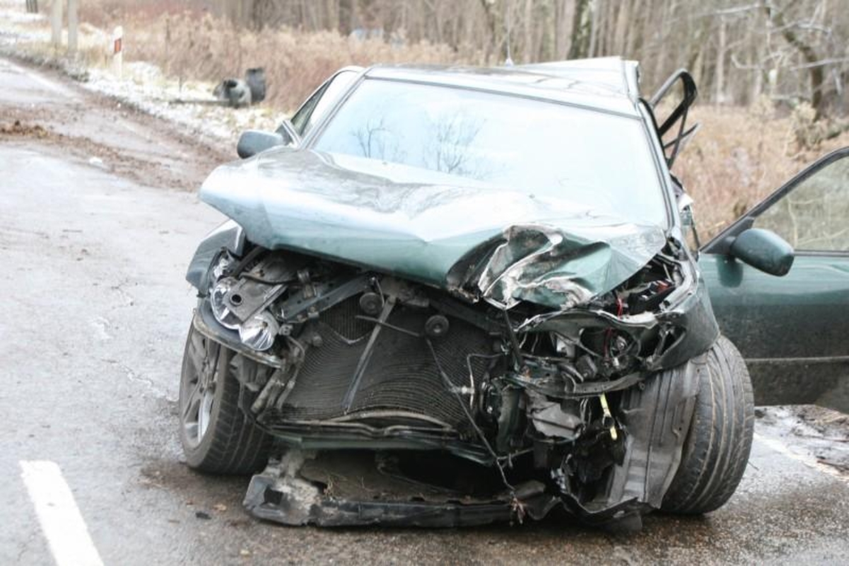 Vilniuje į medžius atsitrenkė „Lexus“, ligoninėje trys žmonės