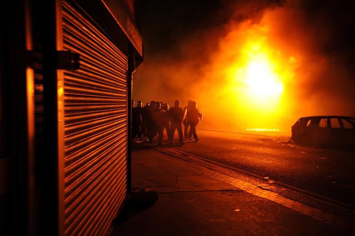 D.Britanijos parlamentas dėl riaušių atšaukiamas iš atostogų
