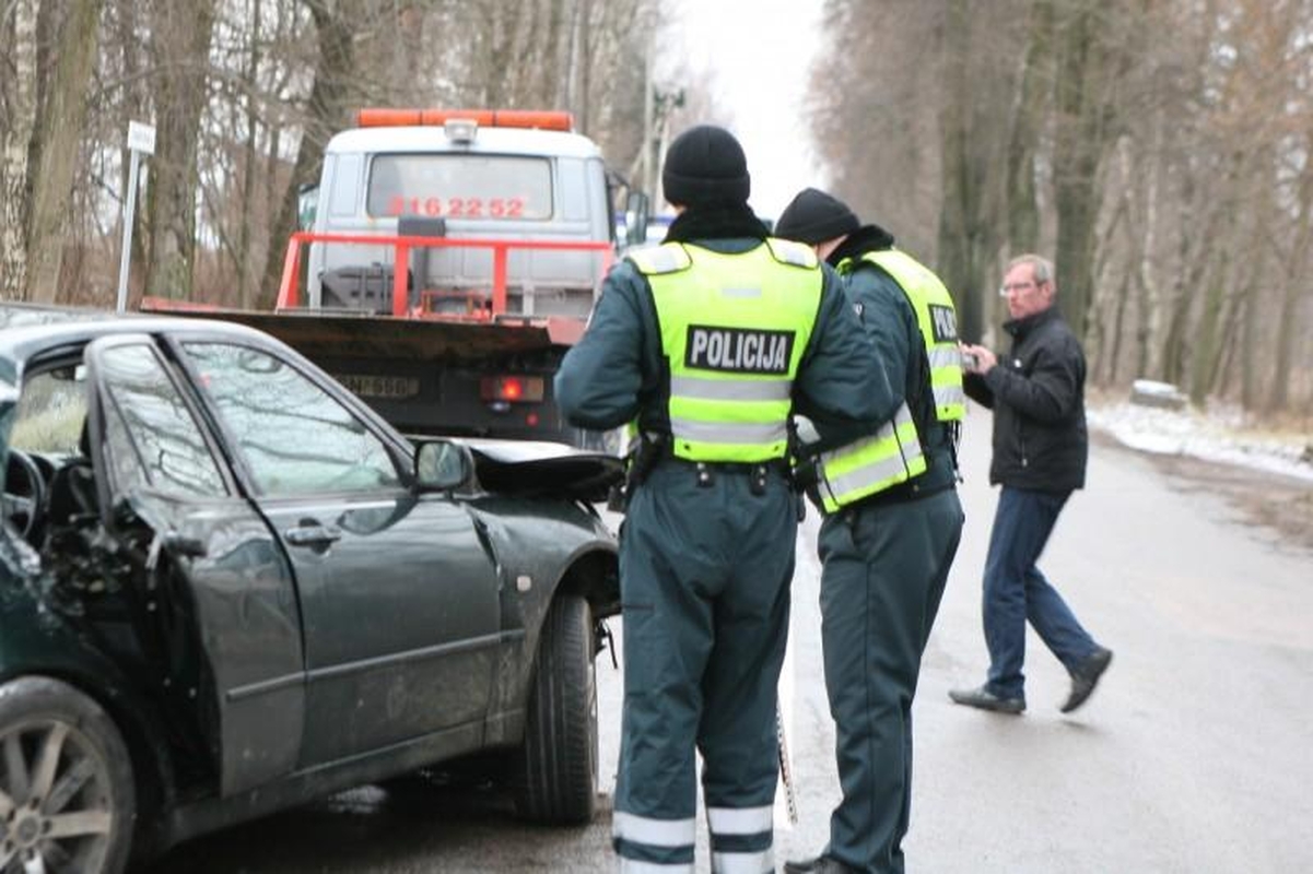 Vilniuje į medžius atsitrenkė „Lexus“, ligoninėje trys žmonės