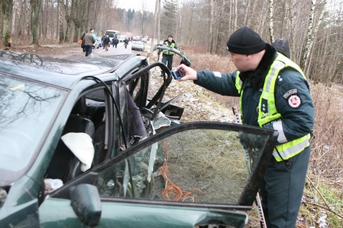Vilniuje į medžius atsitrenkė „Lexus“, ligoninėje trys žmonės