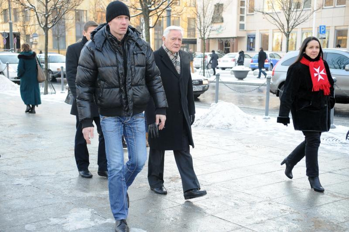 V. Adamkus: turime nepamiršti vienišų žmonių 