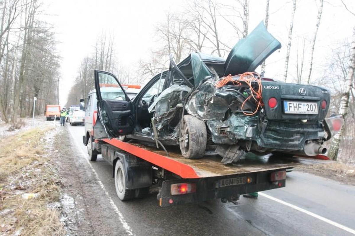 Vilniuje į medžius atsitrenkė „Lexus“, ligoninėje trys žmonės