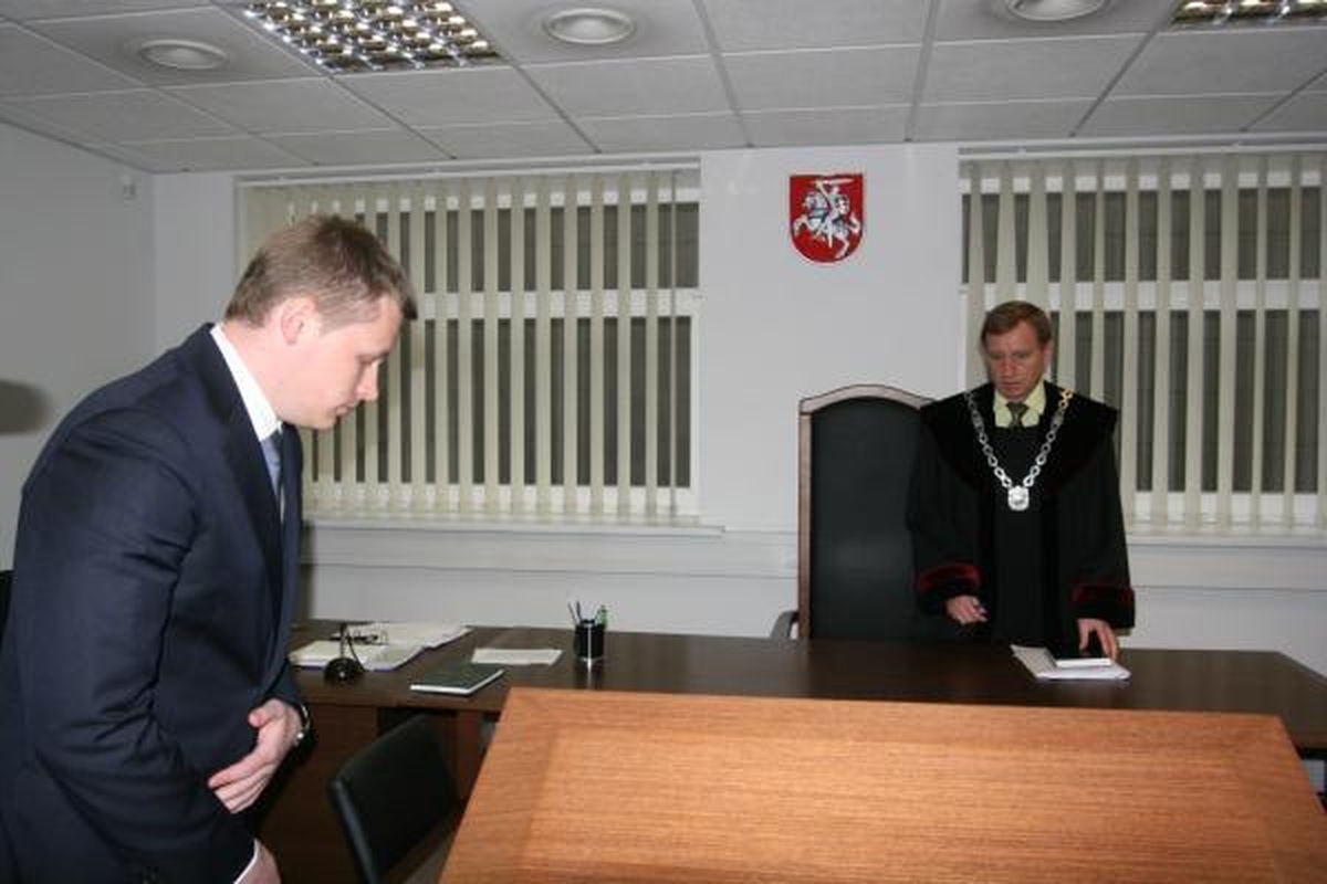 Teisme nepasirodęs A.Vidžiūnas prašo neatimti teisės vairuoti (atnaujinta)