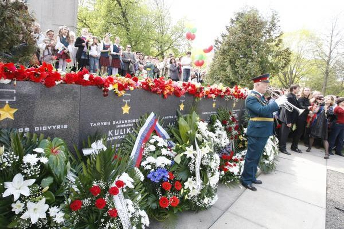 Pergalės diena Klaipėdoje: gėlės ir padėkos veteranams