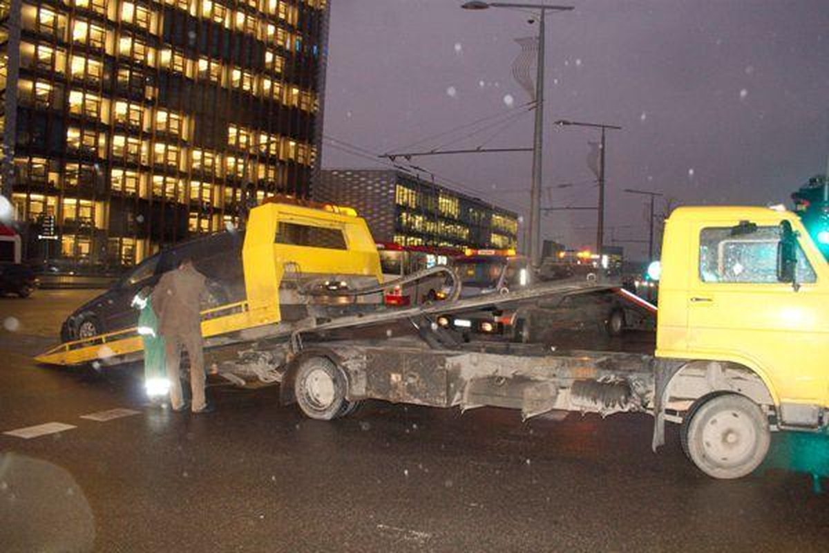 Per avariją Konstitucijos pr. automobilis „Alfa Romeo“ lūžo per pusę