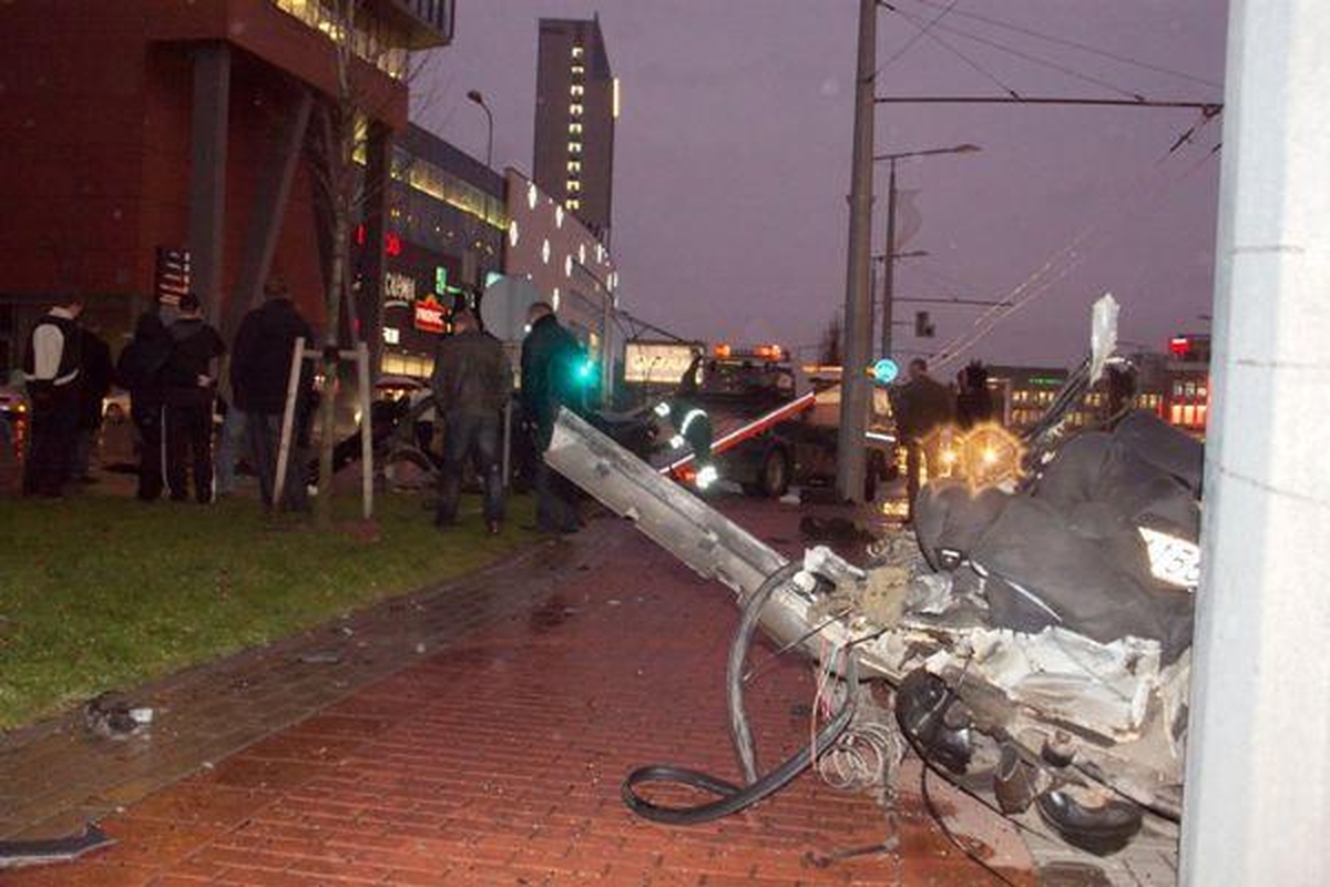 Per avariją Konstitucijos pr. automobilis „Alfa Romeo“ lūžo per pusę