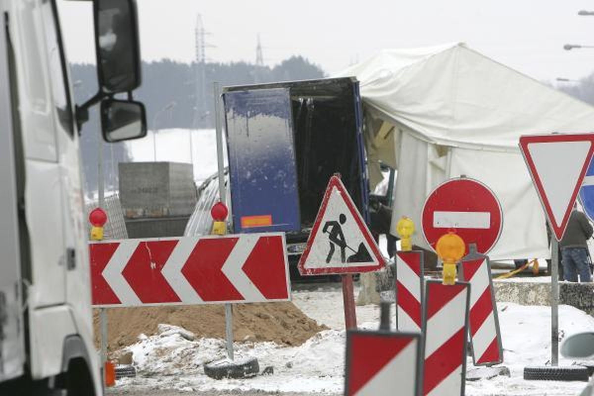 Ant tilto užlėkęs girto esto vilkikas galėjo sulaužyti deformacinę siūlę 