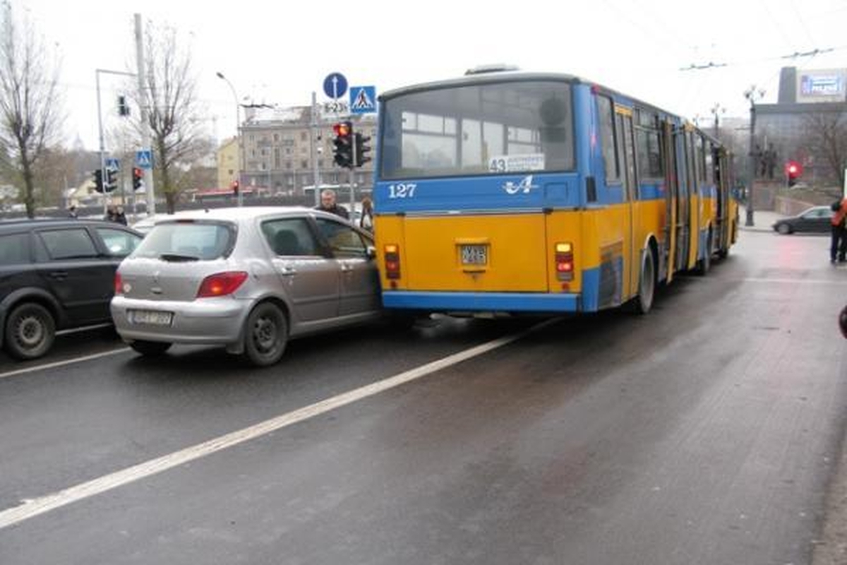 Prie Žaliojo tilto - autobuso ir automobilio kova