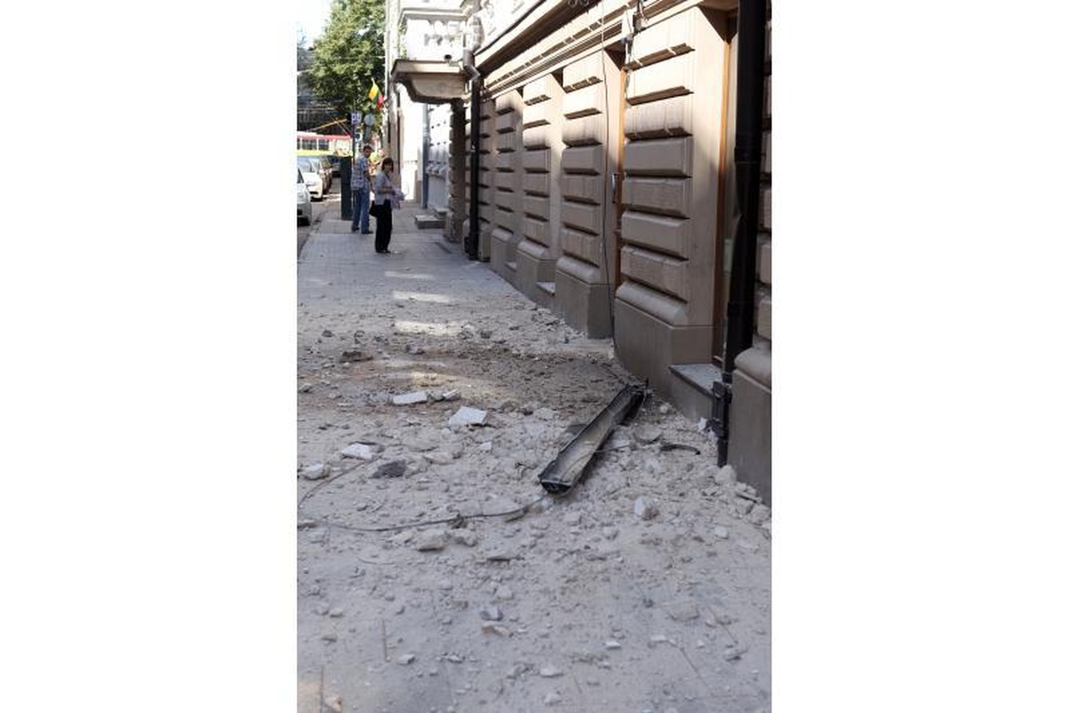 Islandijos gatvėje nugriuvo dalis sienos