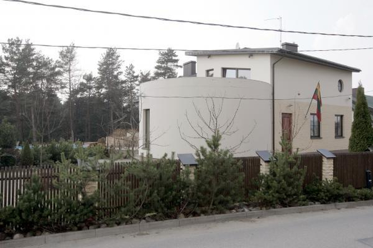 J.Pinskaus prašoma nugriauti sudegusią pirtelę (patikslinta)