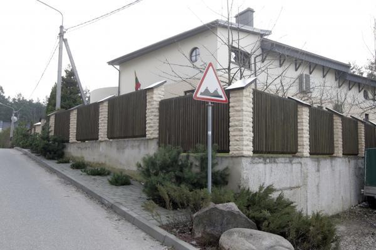 J.Pinskaus prašoma nugriauti sudegusią pirtelę (patikslinta)