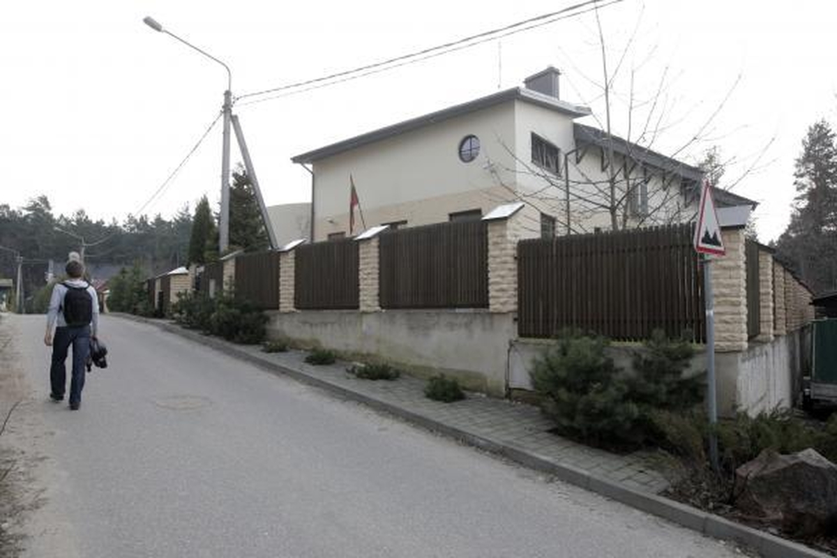 J.Pinskaus prašoma nugriauti sudegusią pirtelę (patikslinta)