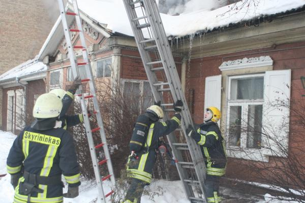 Vilniaus senamiestyje liepsnojo namas (papildyta)