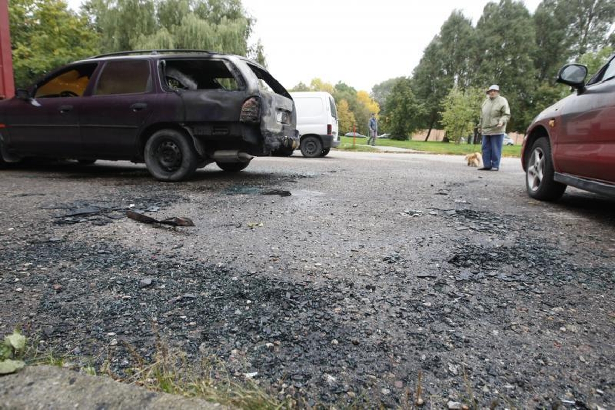 Klaipėdoje Gedminų gatvėje degė trys automobiliai