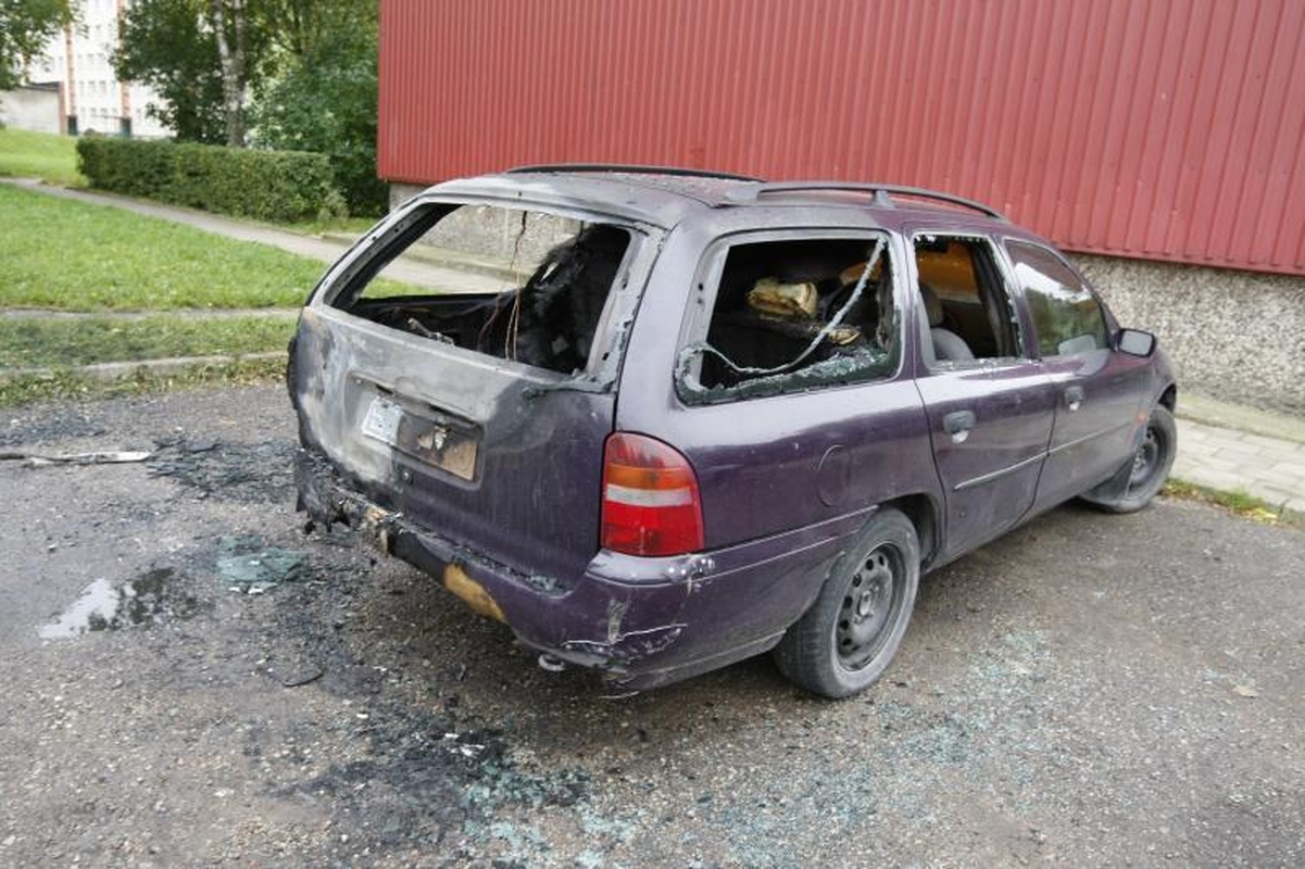 Klaipėdoje Gedminų gatvėje degė trys automobiliai