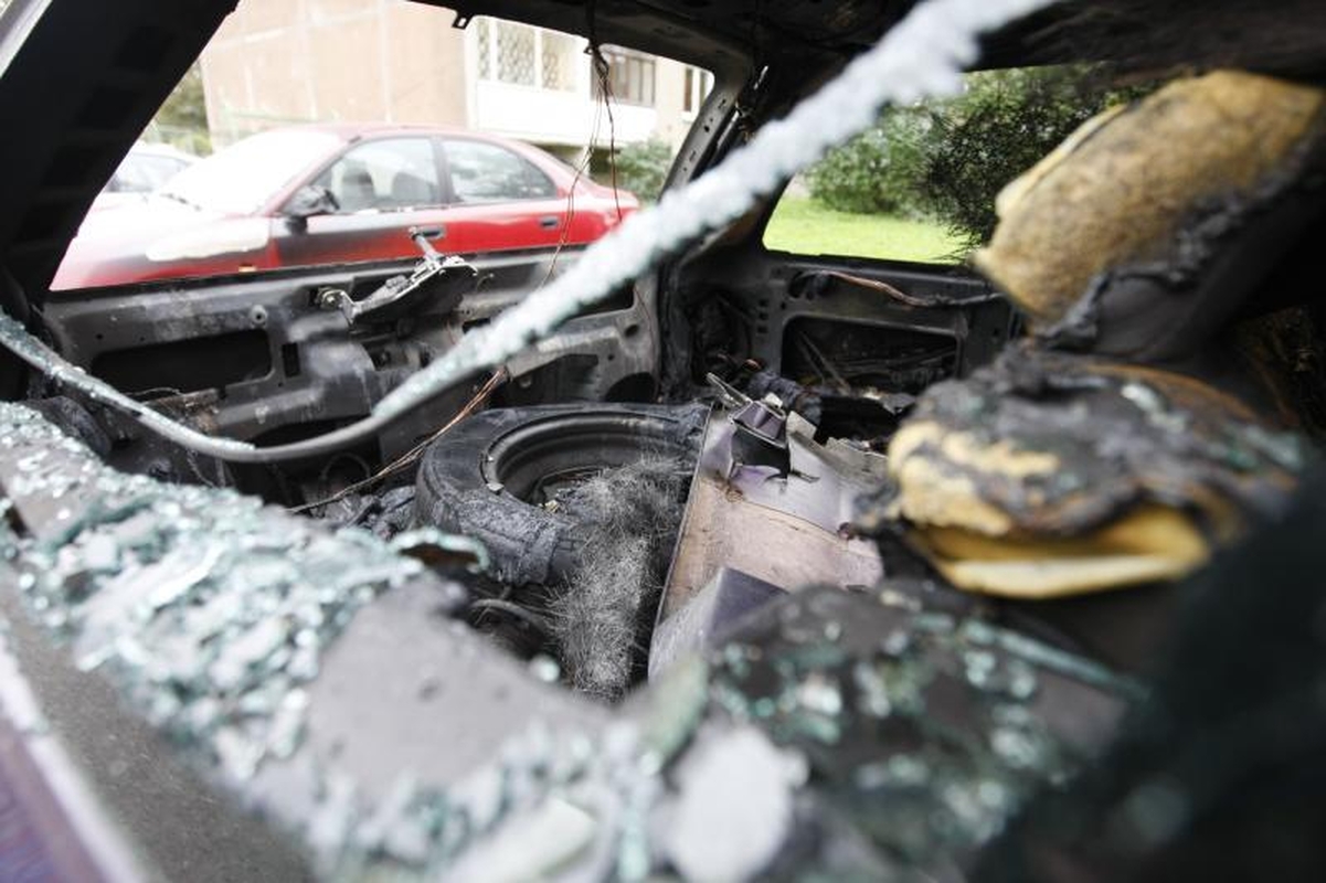 Klaipėdoje Gedminų gatvėje degė trys automobiliai