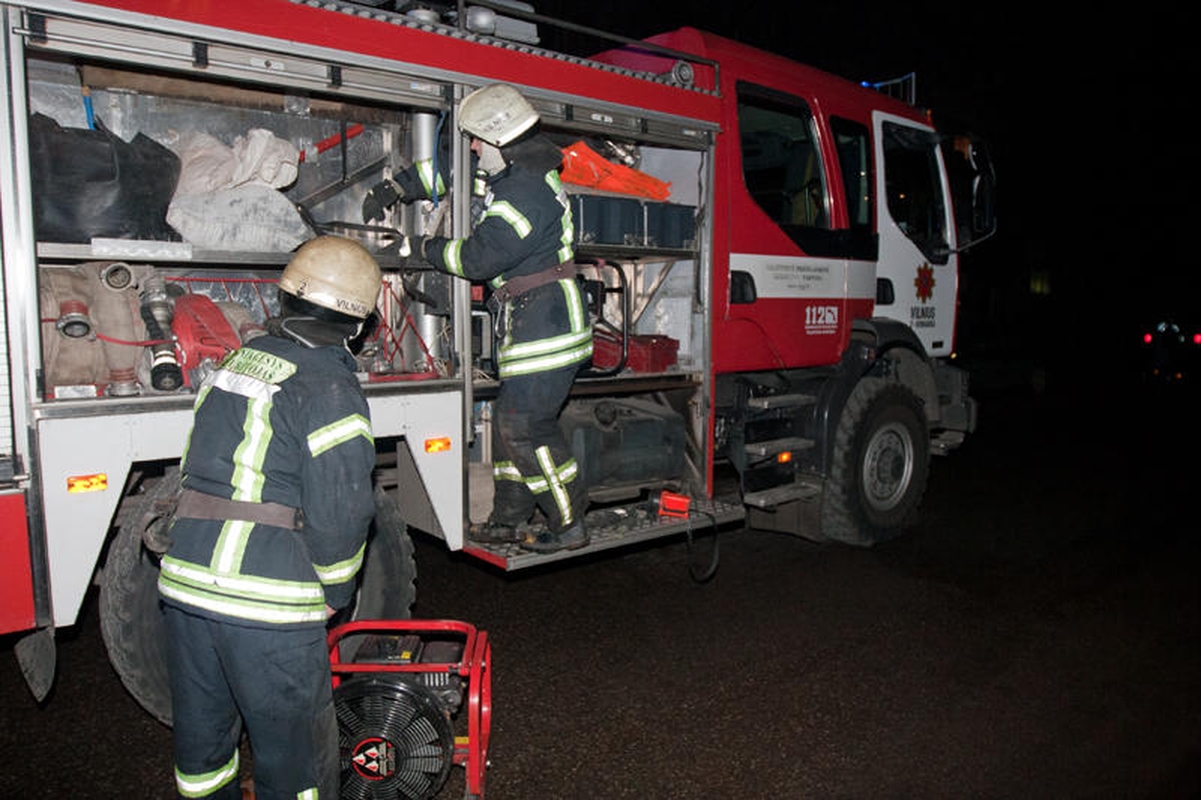 Per gaisrą Salininkuose žuvo vienas žmogus, du smarkiai apdegė
