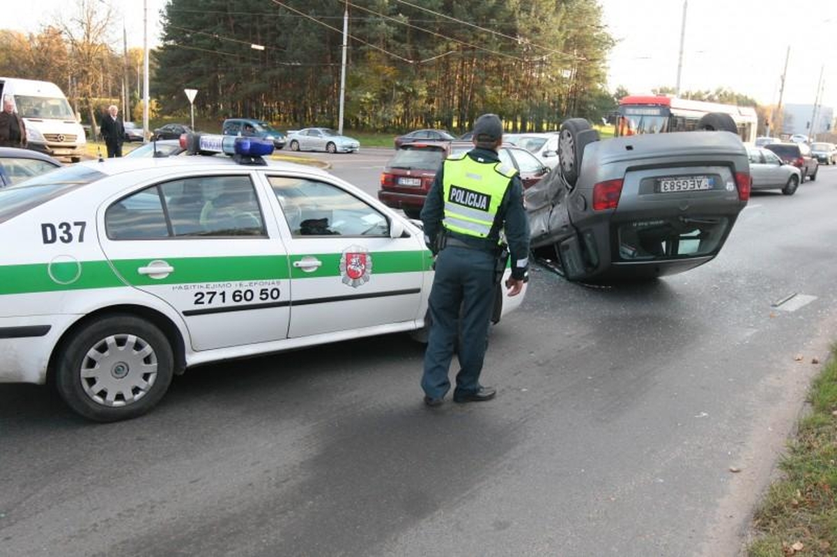 Per avariją Vilniuje apvirto moters taranuotas automobilis