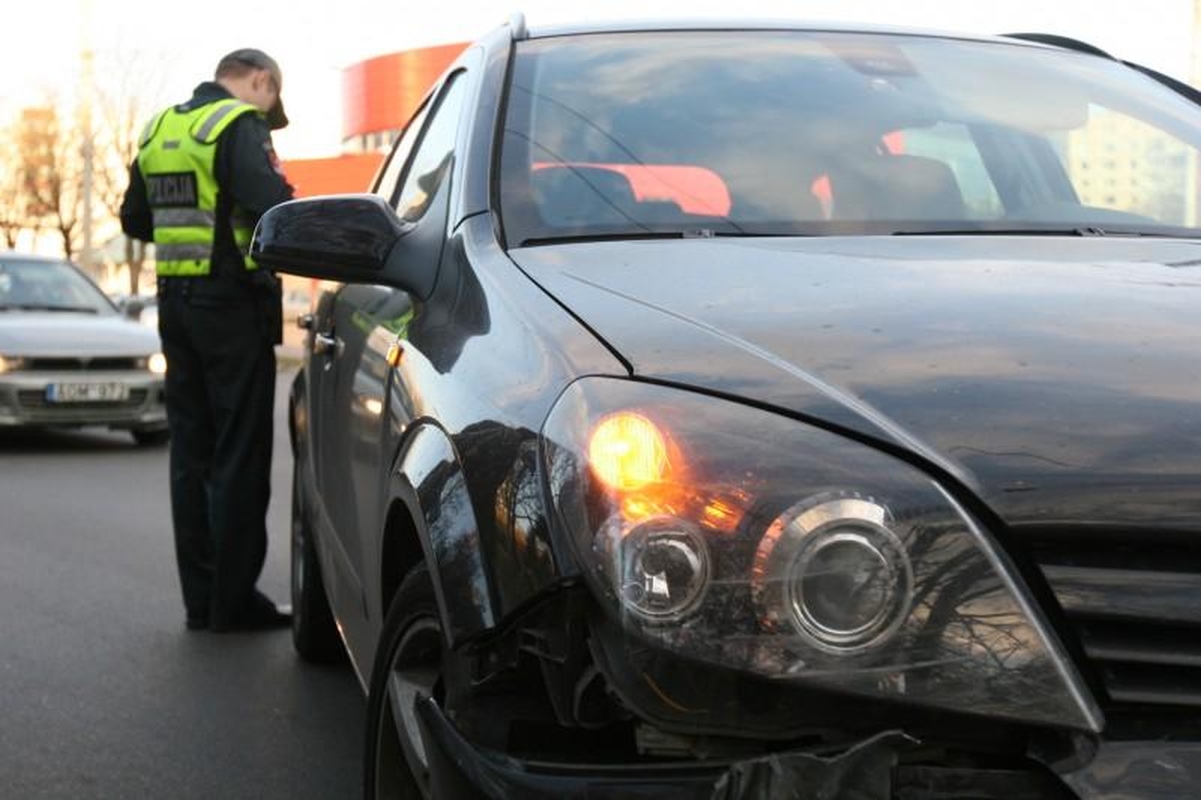 Per avariją Vilniuje apvirto moters taranuotas automobilis