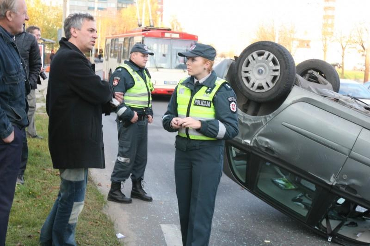 Per avariją Vilniuje apvirto moters taranuotas automobilis