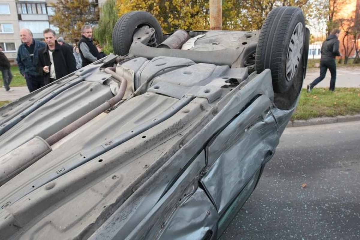 Per avariją Vilniuje apvirto moters taranuotas automobilis