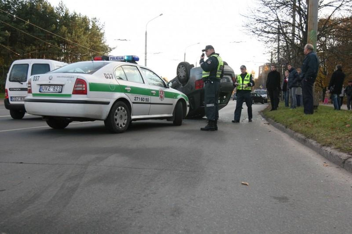 Per avariją Vilniuje apvirto moters taranuotas automobilis