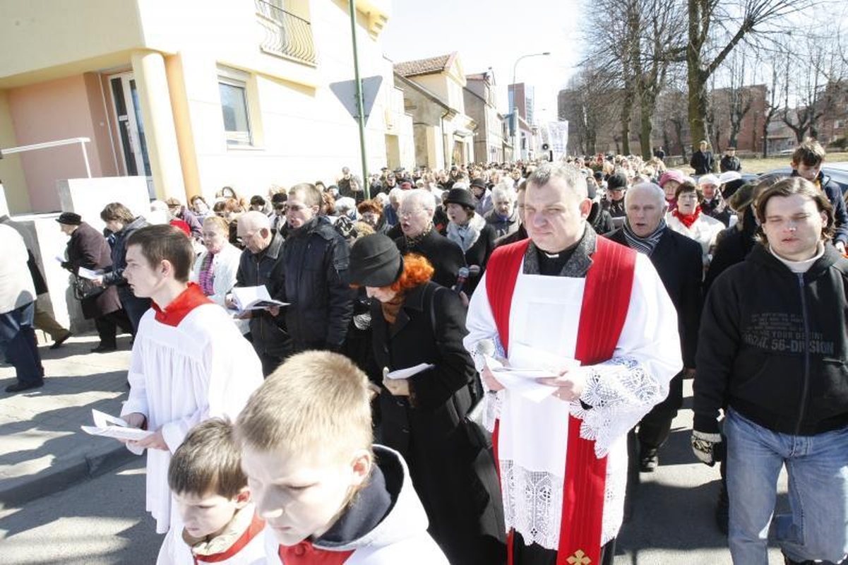 Keli tūkstančiai klaipėdiečių pakartojo Kryžiaus kelią