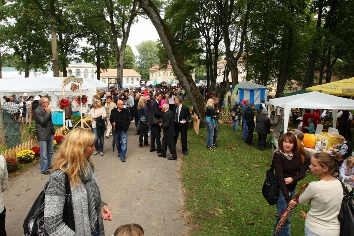 Šventė Raudondvaryje – nuo obuolio iki bebro uodegos