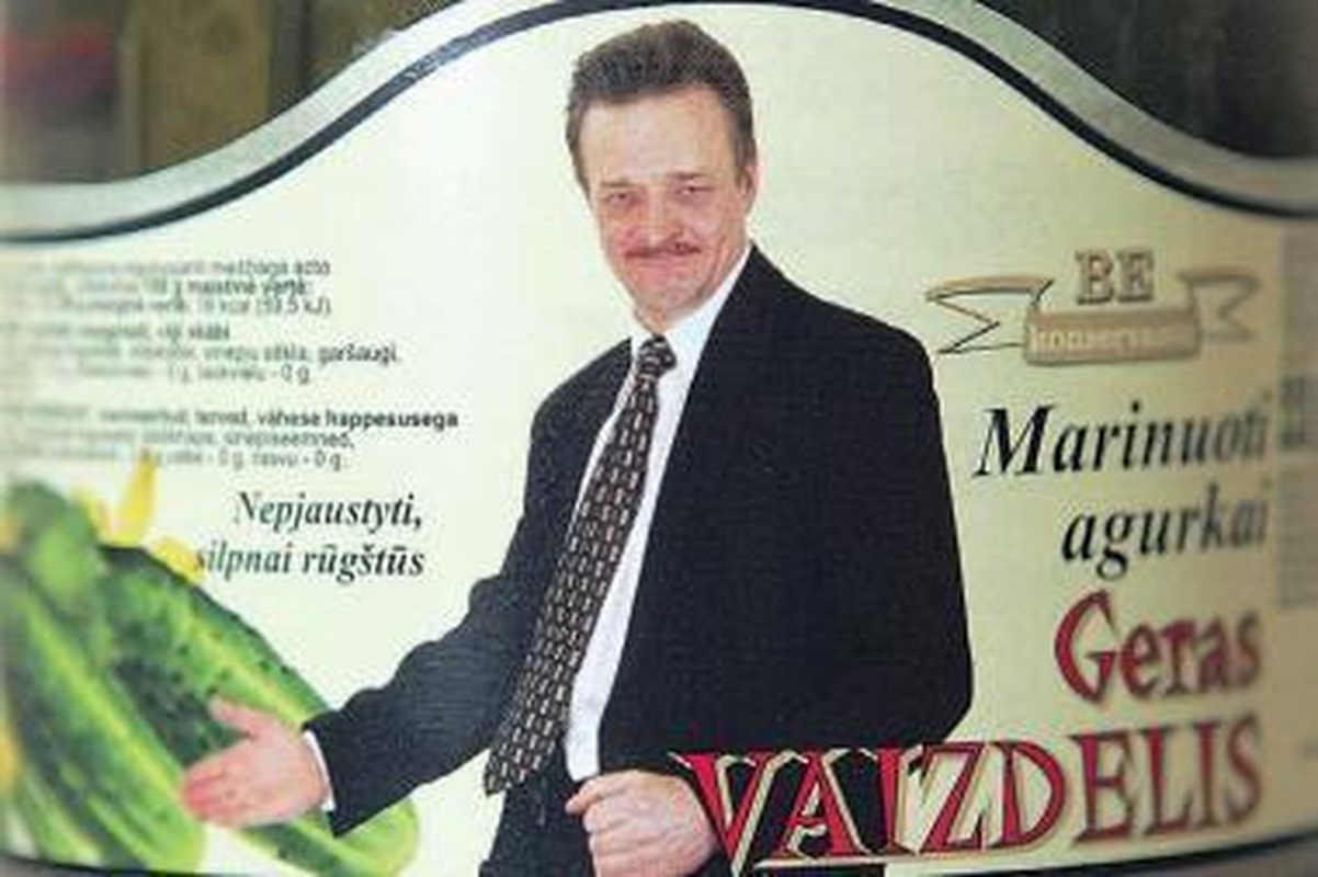 Liekanos: parduotuvėse vis dar guli beveik prieš metus pagaminti agurkai su kultūros ministro atvaizdu.
