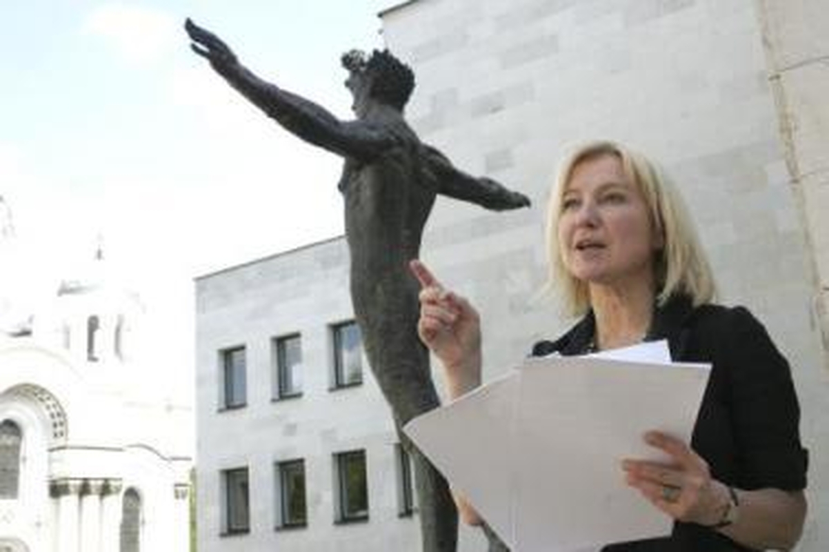 Diriguos: profesionalių menininkų veiksmus nuogo berniuko pašonėje įsikursiančiame Parnaso kalne kontroliuos renginio režisierė aktorė Inesa Paliulytė.