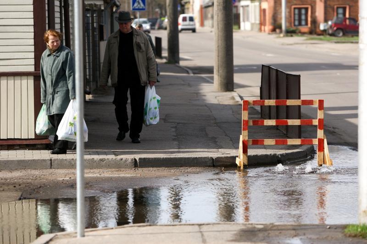 Iš gatvės šulinio – vandens fontanas. Kas padengs nuostolius?