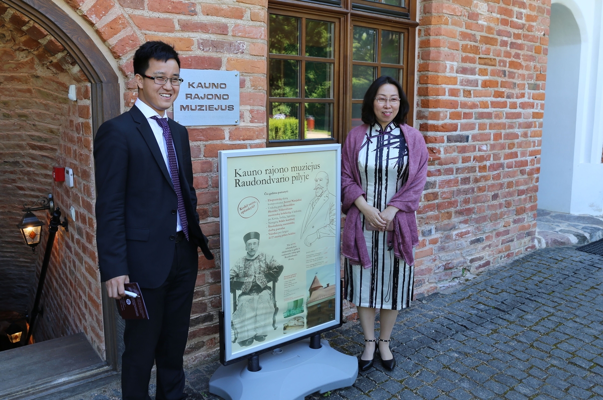 Kauno rajono savivaldybė svečius iš Kinijos priėmė Raudondvario dvare.