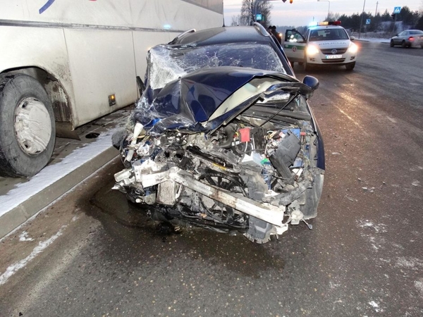 Atšventęs Tris Karalius, rėžėsi į autobusą