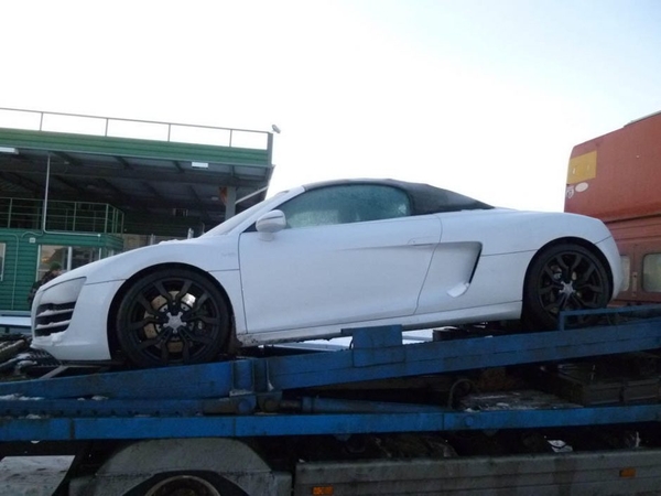 Prabangūs automobiliai sukėlė įtarimų