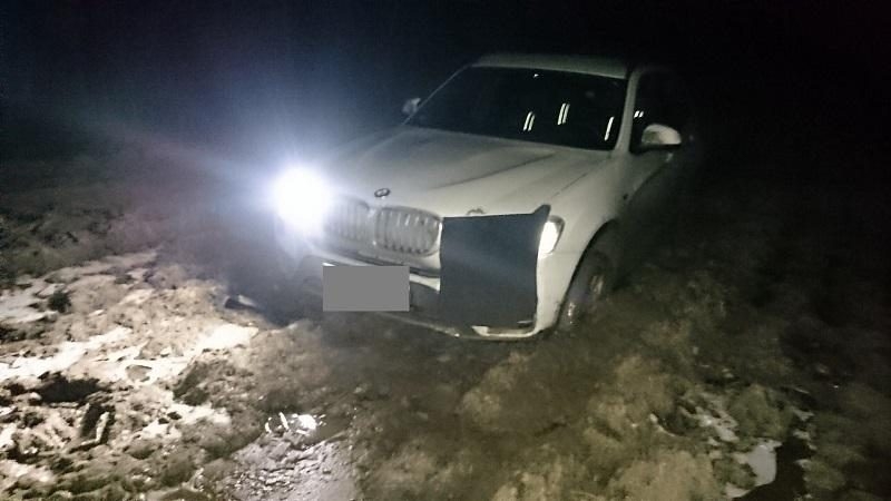 Vogto BMW vairuotojas sprukdamas užklimpo purvyne