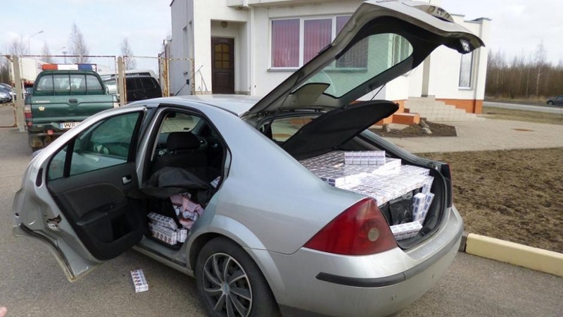 Pasienyje su Lenkija įkliuvo baltarusiškas cigaretes gabenę latviai