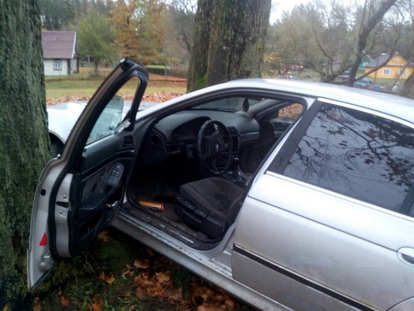 Nuo pasieniečių sprukęs BMW vairuotojas rėžėsi į medžius