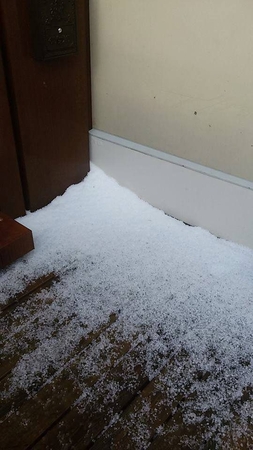 Kauną nuplovė liūtis su ledukais, žaibais ir griaustiniu