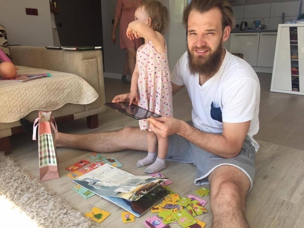Garsūs tėvai savo vaikams atveria išmaniųjų knygų pasaulį