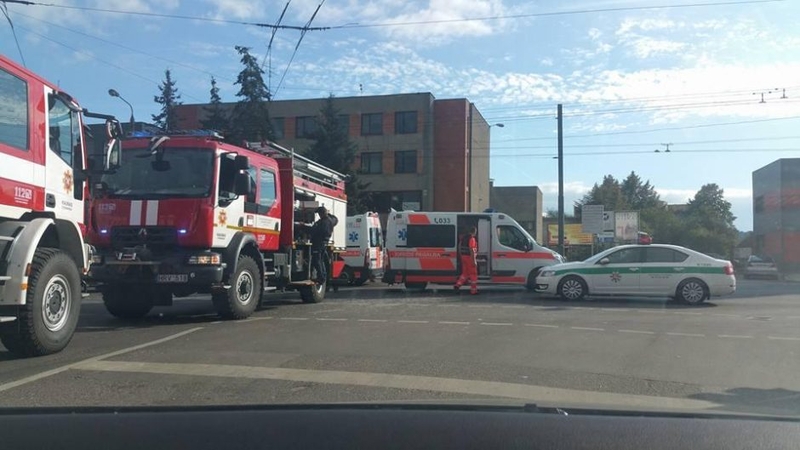 Iš apvirtusio automobilio vadavo moterį