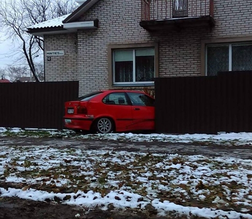BMW vairuotojas rėžėsi į namo tvorą