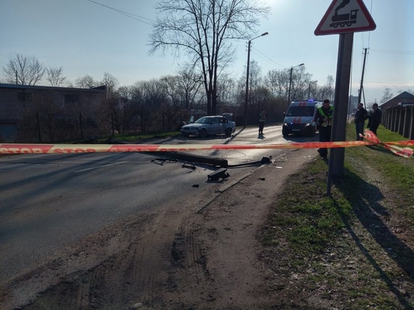 Kaune BMW vairuotojas įsirėžė į stulpą