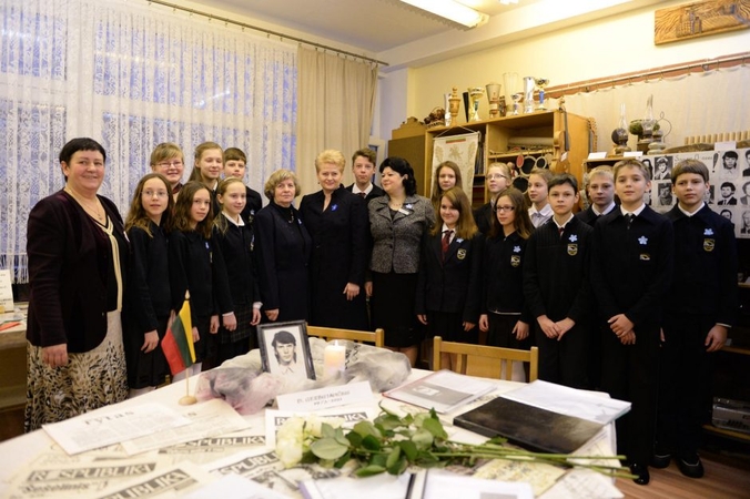 Prezidentė su moksleiviais uždegė žvakutes Laisvės gynėjams pagerbti