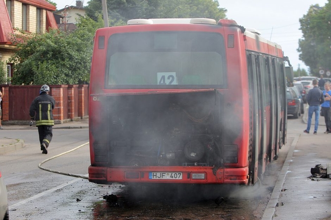 Kaune užsiliepsnojo autobusas, Kauno rajone – lengvasis automobilis